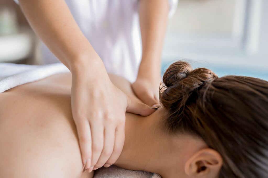 Sessão de massagem para tratamento da osteocondrose cervical